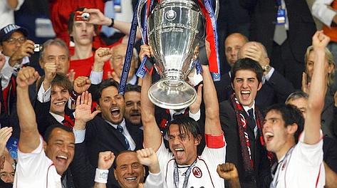 Paolo Maldini alza al cielo la Champions League del 2007: alla sua sinistra Kak. Ansa