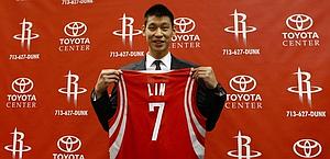 Jeremy Lin, 25 anni, play passato dai Knicks ai Rockets. Epa