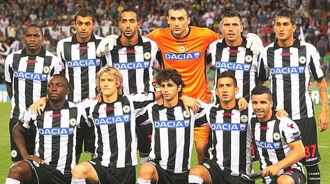 La formazione dell'Udinese schierata in campo. Ansa