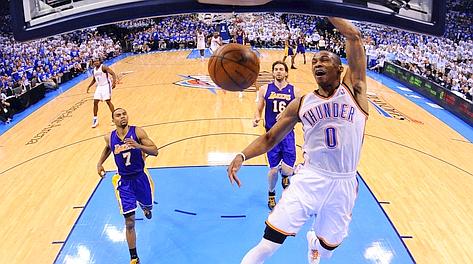 Russell Westbrook, 23 anni, a canestro. Epa