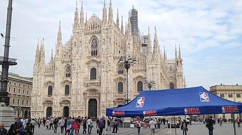 Il logo Nba all'ombra del Duomo di Milano.
