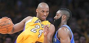 James Harden contrasta Kobe Bryant. Reuters