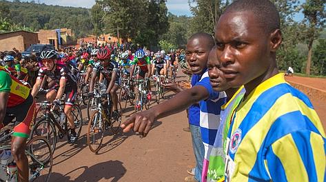 Il pubblico ruandese ammira i ciclisti a bordo strada.