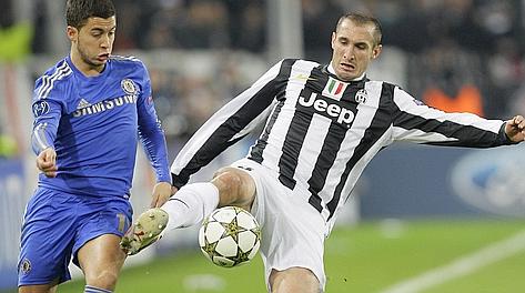 Giorgio Chiellini, 28 anni, contrastato da Hazard. Ap