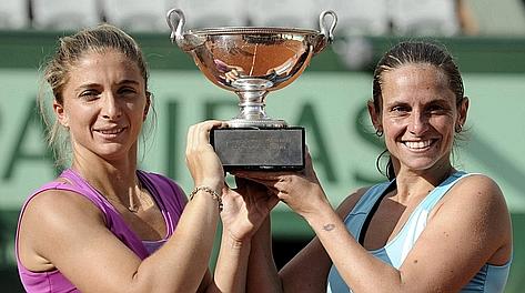 Sara Errani e Roberta Vinci festeggiano la vittoria al Roland Garros. Epa