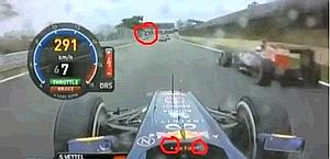 Vettel supera la Toro Rosso, le luci gialle sul volante la luce verde a sinistra Vettel supera la Toro Rosso, le luci gialle sul volante la luce verde a sinistra