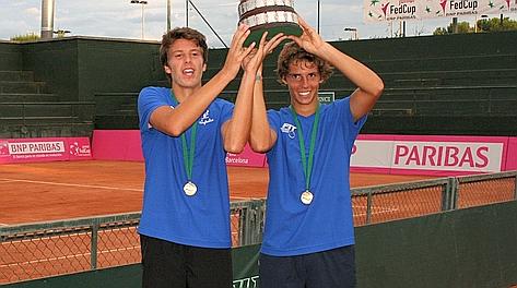 Gianluigi Quinzi e Filippo Baldi con la Davis Cup Junior. Archivio
