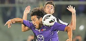 Luca Toni contro Andrea Barzagli durante Fiorentina-Juventus. Afp