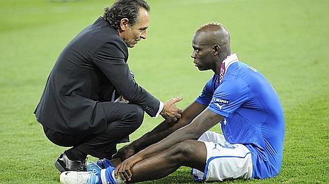 Il c.t. Cesare Prandelli con Mario Balotelli. Ansa