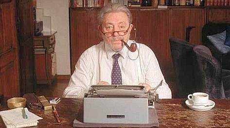 Gianni Brera con l'inseparabile pipa. Arch. Gazz. Gianni Brera con l'inseparabile pipa. Arch. Gazz.