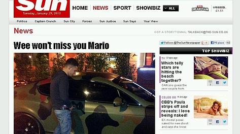 La foto pubblicata dal Sun con un tifoso (?) che fa pipì sull'auto di Balotelli.