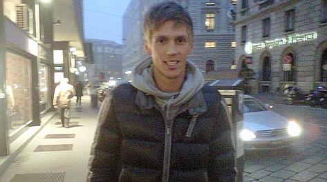 Bartosz Salamon, 21 anni, lascia raggiante la sede del Milan dopo la firma del contratto.
