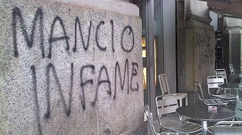 Scritte contro Stefano Mancinelli a Milano