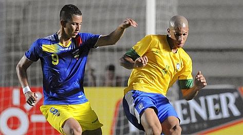 Il brasiliano Doria (a dx) contrastato da Miguel Parrales durante il Sub20. Ap