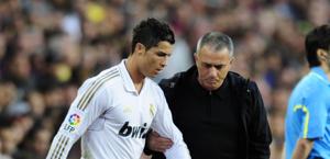 Cristiano Ronaldo parla con Mourinho. Afp
