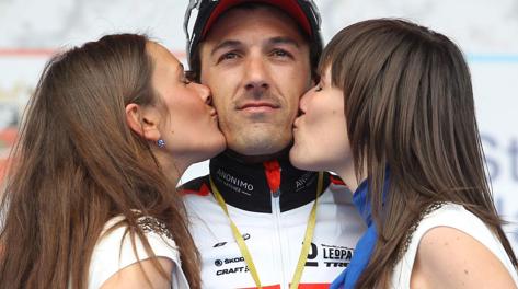 Fabian Cancellara sul podio dopo la vittoria. Ansa