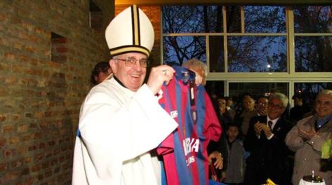 Papa Francesco mostra con orgoglio la maglia del San Lorenzo; la foto  stata scattata quando era ancora cardinale. Afp