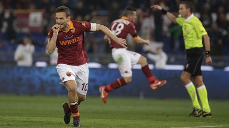 Totti festeggia dopo il rigore dell'1-1: è il nono gol del capitano della Roma nei derby. Reuters