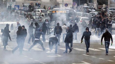 Incidenti tra gli ultr di Lazio, Roma e la polizia. Ansa