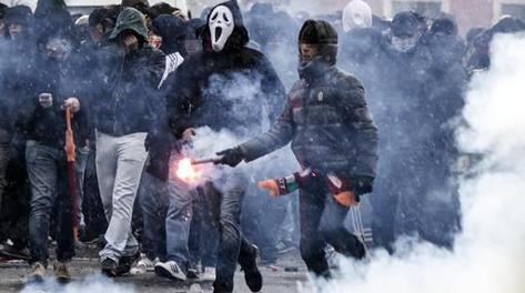 Ultr della Roma in azione durante gli scontri