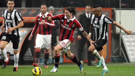 La sfida tra Montolivo e Vidal nel girone di andata. Forte La sfida tra Montolivo e Vidal nel girone di andata. Forte