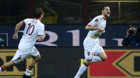 Francesco Totti festeggia con Mattia Destro, autore di una doppietta. Afp Francesco Totti festeggia con Mattia Destro, autore di una doppietta. Afp