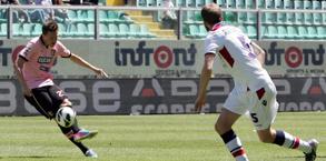 Josip Ilicic scocca il tiro dell'illusorio 1-0 per i rosanero. LaPresse
