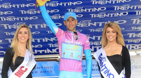 Nibali sorridente tra le miss a Sega di Ala festeggia tappa e Giro del Trentino. Bettini
