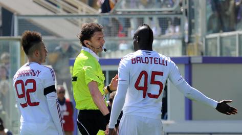 Mario Balotelli protesta con l’arbitro Paolo Tagliavento. Ansa