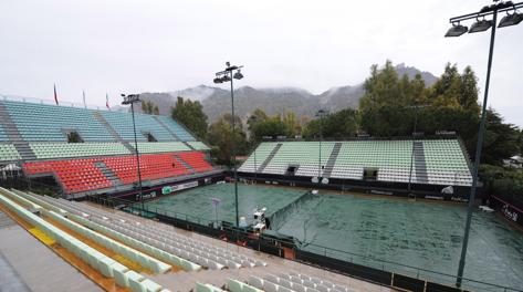I campi del Circolo Tennis di Palermo coperti a causa della pioggia. Ansa