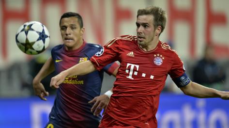 Sanchez contro Lahm in Bayern-Barcellona. Afp