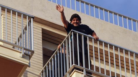 Diego Maradona acclamato saluta durante il suo ultimo viaggio in Italianell'ultima 