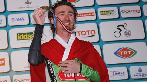 Mustafa Sayar  in festa sul podio del Giro di Turchia.  Bettini