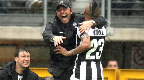 Antonio Conte abbraccia Arturo Vidal dopo l'1-0. Forte