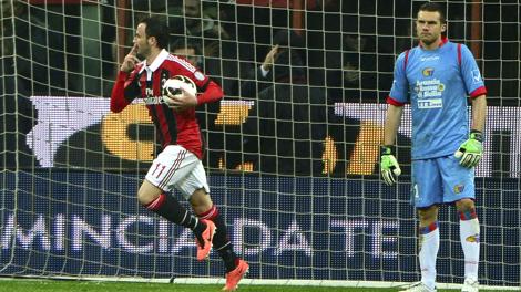 Giampaolo Pazzini esulta: per il rossonero doppietta che porta a 15 gol il suo bottino. Afp Giampaolo Pazzini esulta: per il rossonero doppietta che porta a 15 gol il suo bottino. Afp