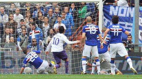 Aquilani segna il 3-0 della Fiorentina. Ap