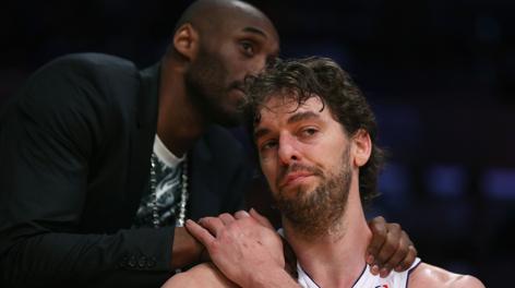 Kobe Bryant consola Pau Gasol. Afp