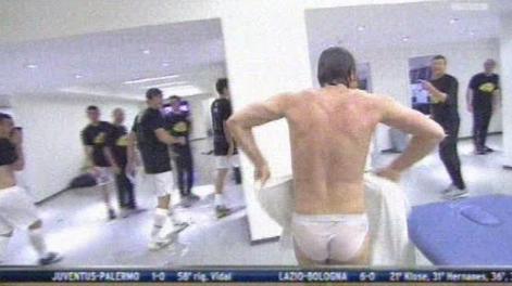 Antonio Conte  in mutande dopo il tuffo 