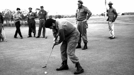 Fidel Castro e Che Guevara giocando a golf negli anni '60. Reuters