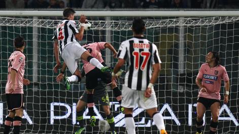 Gabriele Angella svetta su Munoz e segna il 2-1 per l'Udinese. LaPresse