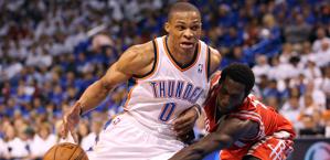 Russell Westbrook contro Patrick Beverley. Afp
