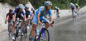 Vincenzo Nibali in azione su asfalto bagnato. Bettini