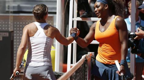 Il saluto tra Sara Errani e Serena Williams a fine incontro. Epa