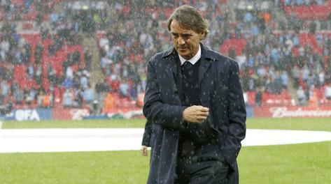 Roberto Mancini esce a testa bassa. E' finita l'esperienza al Manchester City. Reuters