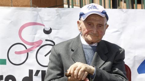 Un anziano appassionato del Giro d'Italia. Bettini