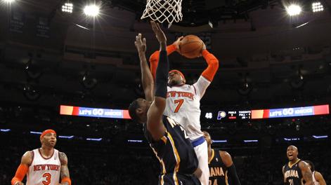 Carmelo Anthony contro Ian Mahinmi. Reuters