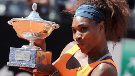 Serena Williams solleva il trofeo di Roma. Ansa