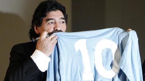 Diego Maradona e la sua maglia azzurra numero 10: innamorato. Action