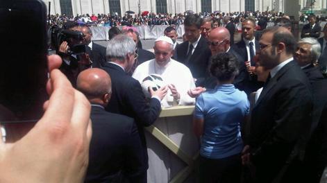 Beretta consegna al Papa il pallone della finale