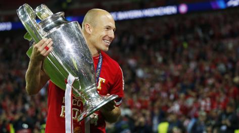 Arjen Robben mentre solleva la coppa. Ai